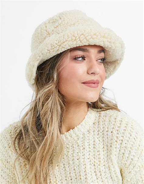 Monki Ally Bucket Hat Van Teddy Imitatiebont In Beige Asos