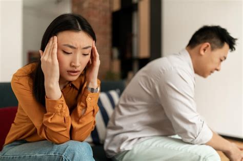 Infeliz Joven Asi Tica Llorando Despu S De Una Pelea Con Su Esposo