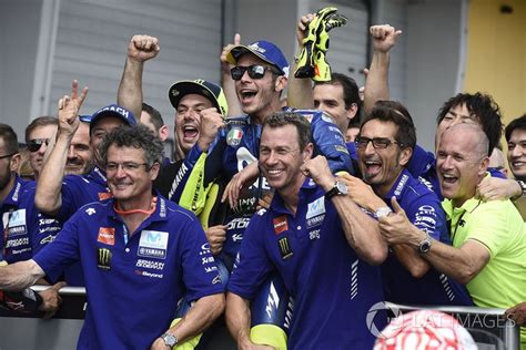 Foto Selfie Bareng Valentino Rossi Bayar Rp Juta