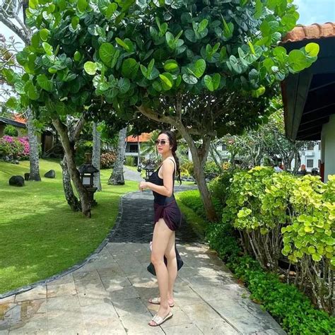 8 Potret Aura Kasih Spreads Charm While Vacationing In Bali Hot Mama S