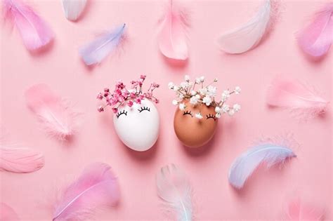 Huevos De Pascua Blancos Y Negros Con Corona De Flores Naturales Sobre