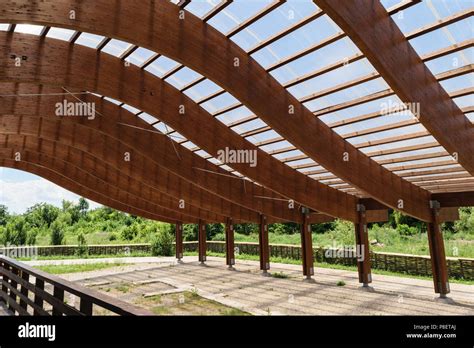 Estructura De Techo De Vigas De Madera Maciza Con S Curvo Y Cubiertas