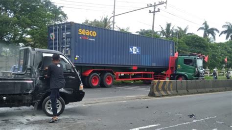 Truk Trailer Seruduk Pikap Di Ungaran Picu Kecelakaan Karambol 4 Kendaraan