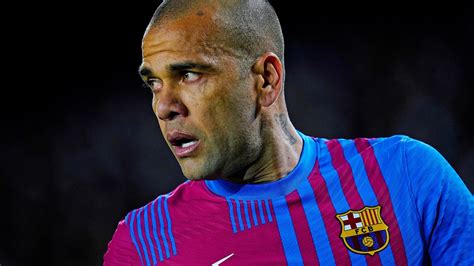 Mercato Barcelone Le Clan Dani Alves Sort Du Silence Pour Son