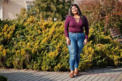 Bonita Chica Modelo Latina De Ecuador Vestida Con Tops Negros Y Falda Posada En La Calle Foto
