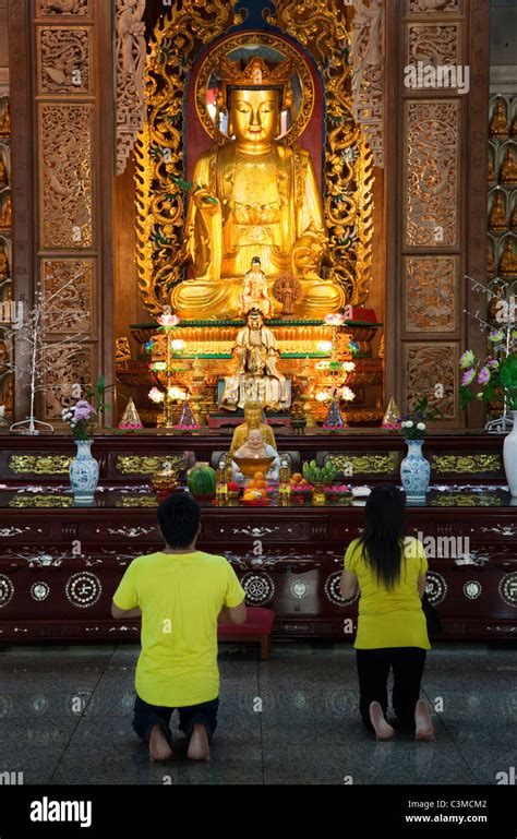 A Couple Praying In A Buddhist Temple Stock Photo Alamy