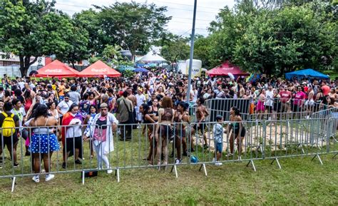 Carna Gay Re Ne Milhares De Pessoas Neste Domingo Dia Telegraph