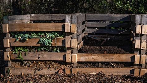 How To Build A Compost Bin From Recycled Pallets Exmark S Backyard Life