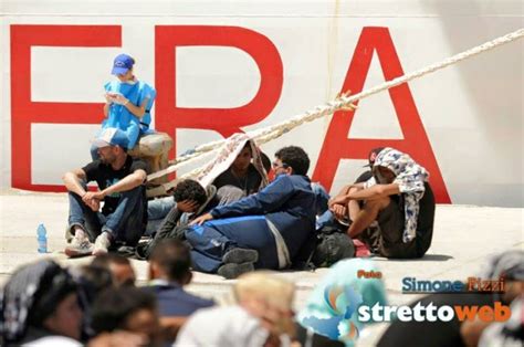 Reggio Le FOTO Ed Il VIDEO Dello Sbarco Dei 904 Migranti Arrivati Al Porto