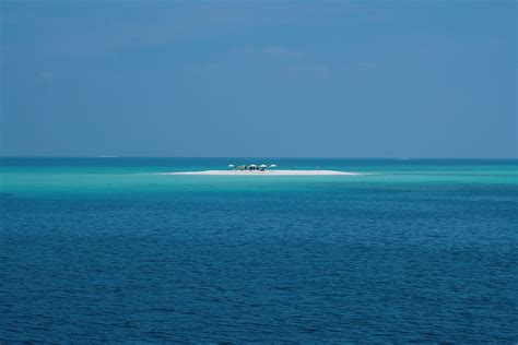 昼間の青空の下の海の写真 Unsplashの青いの無料画像