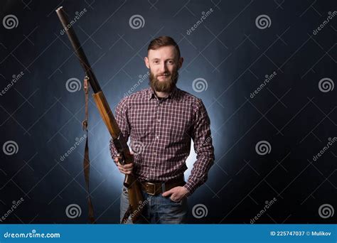 Hombre Sosteniendo Una Escopeta Imagen De Archivo Imagen De Firearm