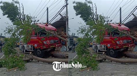 Diduga Rem Blong Truk Tangki BBM Tabrak Pohon Di Bangak Boyolali