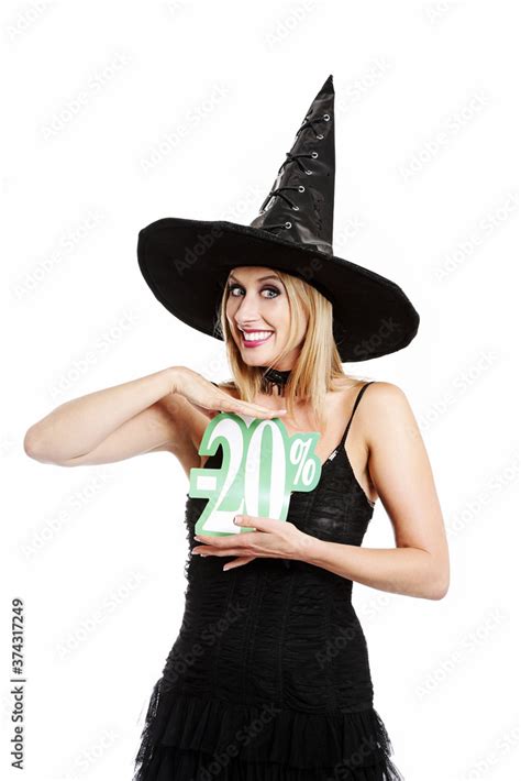 soldes avec jeune et jolie femme blonde souriante déguisée en sorcière d Halloween sexy avec un