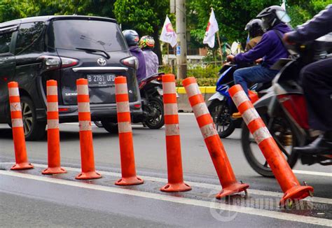 Stik Cone Pembatas Jalur Sepeda Banyak Yang Rusak Foto