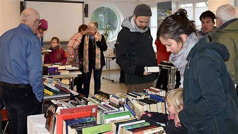 B Cherflohmarkt Im Lembrucher D Mmer Museum Leiterin Sabine Hacke Ist