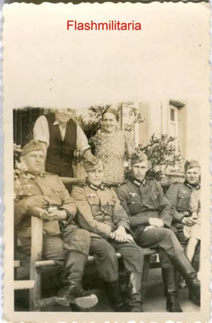 PHOTO ALLEMANDE GUERRE WW2 Groupe De Soldats De La Heer France 1940