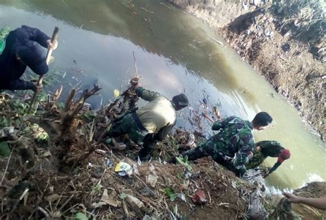 Satgas Citarum Sektor Terus Giat Bersihkan Sampah Di Sungai