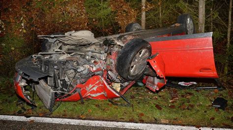 20 Jähriger verliert Kontrolle über sein Auto