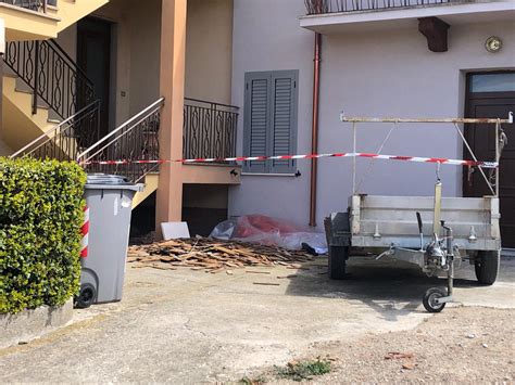 Uomo Trovato Morto Nel Cortile Di Casa Umbria