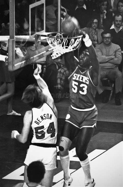 Darryl Dawkins Dunking in Milwaukee Editorial Stock Photo - Image of ...