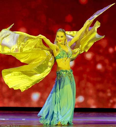 Thân hình mướt mắt của các người đẹp dự thi Hoa hậu bikini Quốc tế 2015