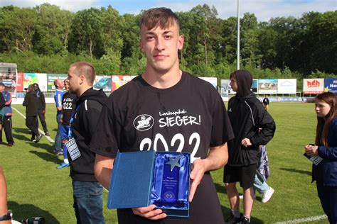 Freudentaumel im Parkstadion Fußballfans feiern den Landespokalsieger