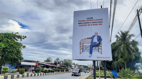 Minta Izin Duduk Di Kursi Seorang Diri Ini Arti Baliho Di Jalan Ahmad