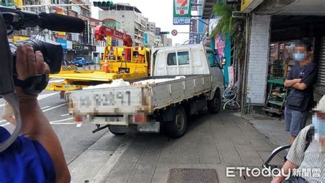 快訊／北市萬華「貨車衝上人行道」！2男等公車挨撞 雙雙骨折送醫 Ettoday社會新聞 Ettoday新聞雲