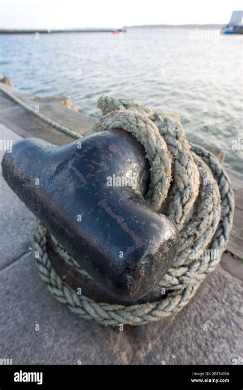 Iron Mooring Bollard Hi Res Stock Photography And Images Alamy