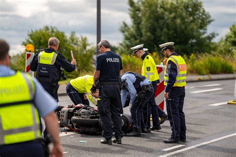 Schwerer Unfall in Wuppertal Rollerfahrer 59 lebensgefährlich verletzt