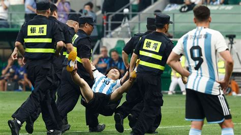 Lionel Messi: Young Chinese soccer fan gives security the slip to hug his hero Messi mid-game | CNN