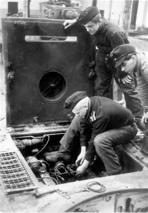 Tiger I tank engine | World War Photos