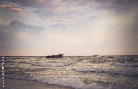 Рыбацкая лодка и морской шторм Stock-Foto | Adobe Stock
