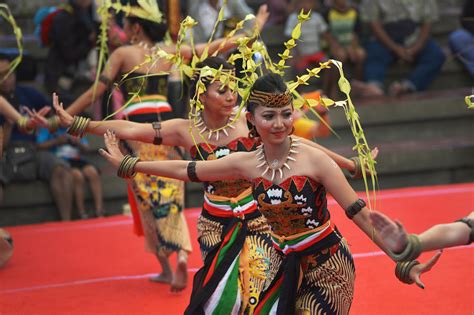 Melihat Tari Tradisional Suku Dayak Di Pesta Kesenian Bali 2019