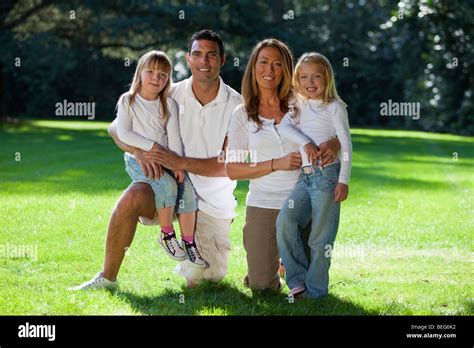 Eine Junge Familie Mit Mutter Vater Und Zwei Blonde T Chter Spa In Einem Sonne Gebadet Gr Nen