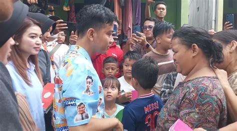 Blusukan Bareng Istri Gibran Bagi Bagi Susu Dan Buku Ke Ratusan Warga