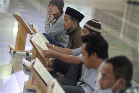 Foto Ramadan Tadarus Di Masjid Pusdai