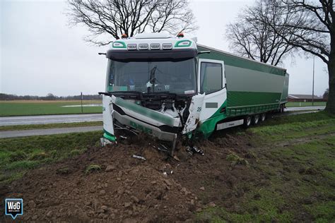 Vrachtwagen Belandt In Akker Na Botsing Met Auto Op N280 Bij Baexem