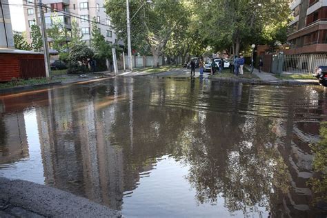 Rotura de matriz provoca inundación en la comuna de Ñuñoa trabajos de