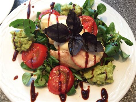 Hähnchen Caprese auf Feldsalat mit Tomate Avocadocreme und Crema de