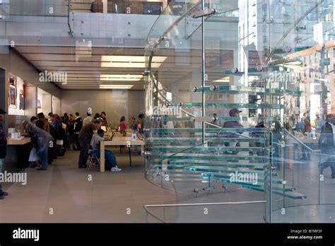 Apple store new york Stock Photo - Alamy