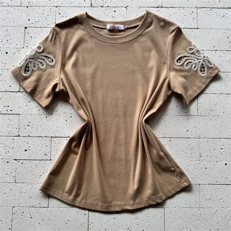 T SHIRT MANGA BORDADA BORBOLETA NUDE Dondoca Moda Feminina