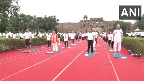 Ani On Twitter Watch Union Minister Meenakshi Lekhi Performs Yoga