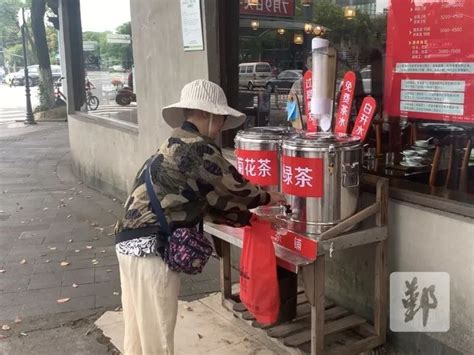 免费茶摊摆了十年！宁波这位女店主每年4月到10月准时“出摊”澎湃号·政务澎湃新闻 The Paper