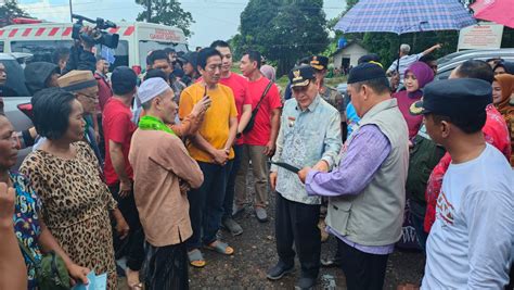 Peduli Korban Bencana Banjir Pj Bupati Tuba Qudrotul Ikhwan MM Bagikan