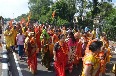 खाटू श्याम मंदिर में भगवान शिव को जलाभिषेक करके संपन्न हुई भव्य महिला ...