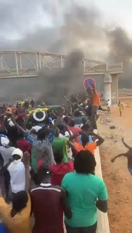 Manifestations au Sénégal Une foule immense accompagne des véhicules