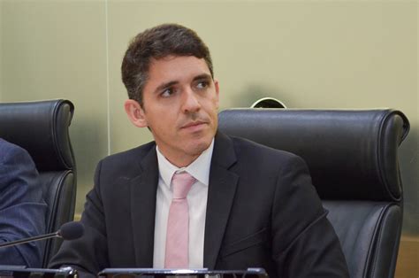 Tovar defende diagnóstico precoce e tratamento da esclerose múltipla