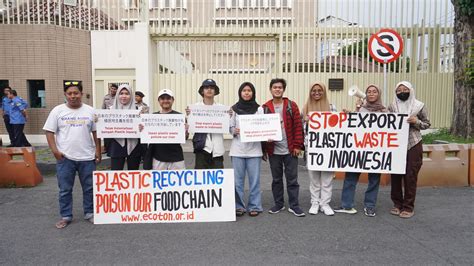 Aksi Teatrikal Aktivis Lingkungan Tuntut Jepang Berhenti Kirim Sampah