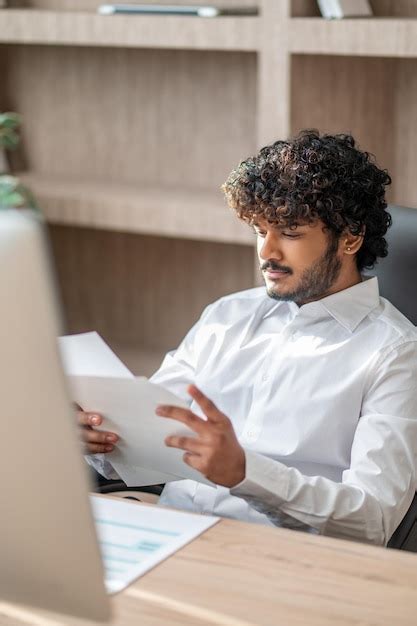 Joven Empresario Indio Trabajando En La Oficina Foto Premium